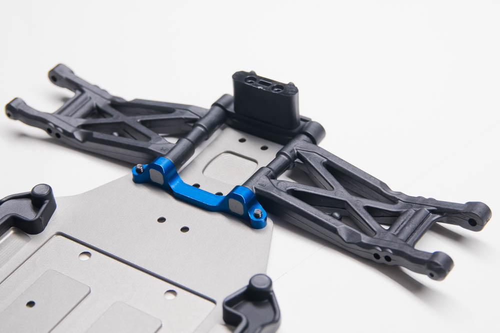 Using the C-mount and the plastic D-mount, the rear arms mount the chassis. A rear anti-roll bar mount sits atop the D-mount. There is an aluminum D-mount available that accepts the same pills as the C-mount that allows further adjustment. 